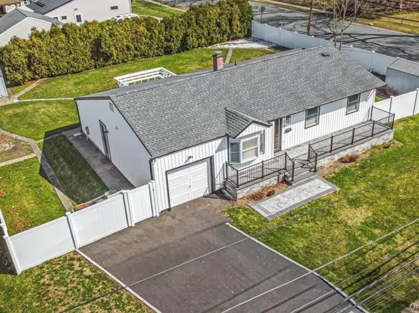 65 39th Street, Islip, NY 11751