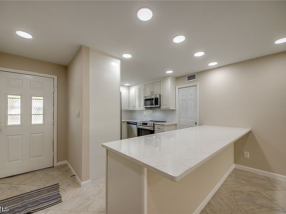 5th image of 920 SE 46th St APT 1