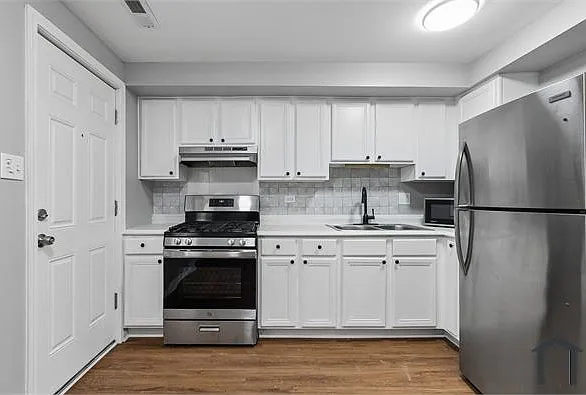 3 bed, 1200 sqft, $2,200 — Photo 4