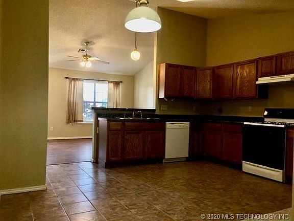 3rd image of 610 Buckingham Dr