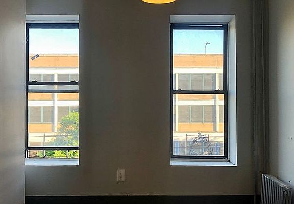 3rd image of 105 Vernon Ave APT 2