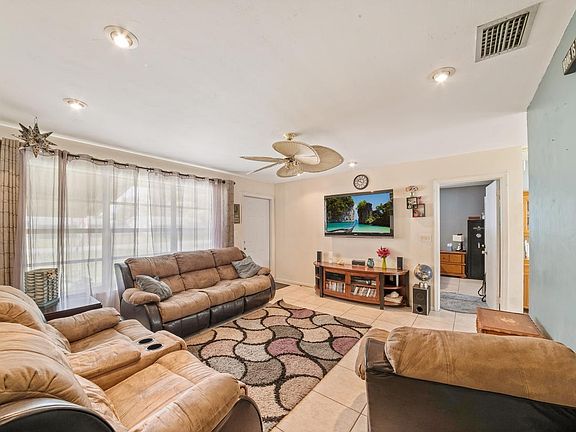 4th image of 938 Belmont Dr