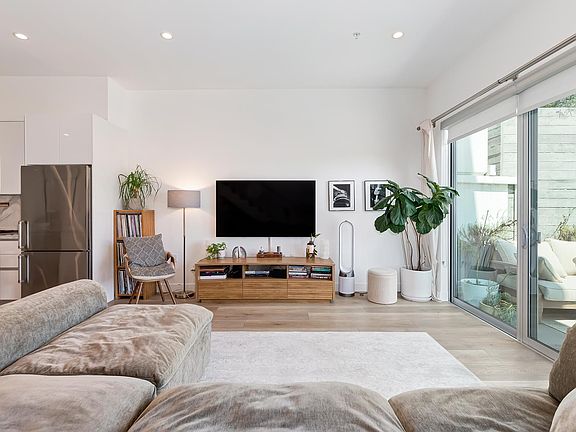 4th image of 957 Figueroa Ter #313