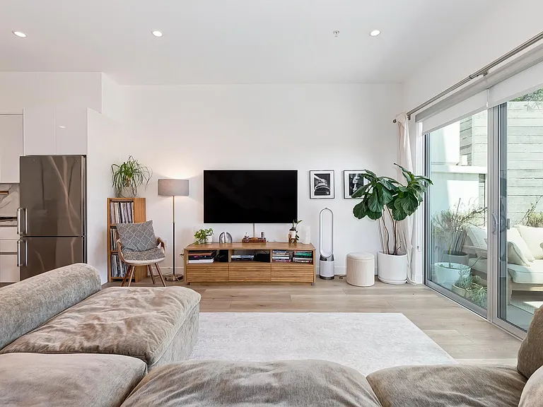 957 Figueroa Ter #313 — Photo 4