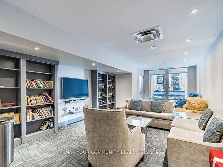 1121 Bay St #902 — Photo 8