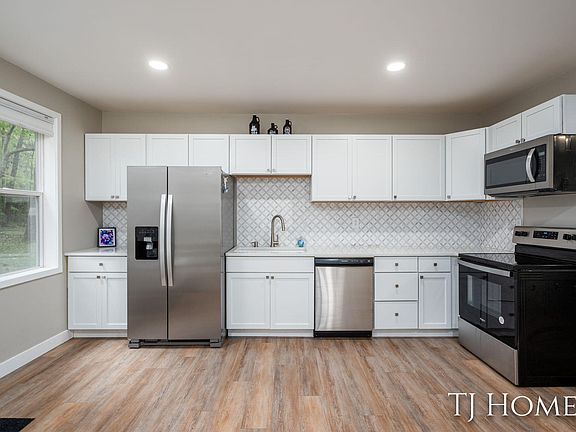 4th image of 6048 Stewart Woods Dr