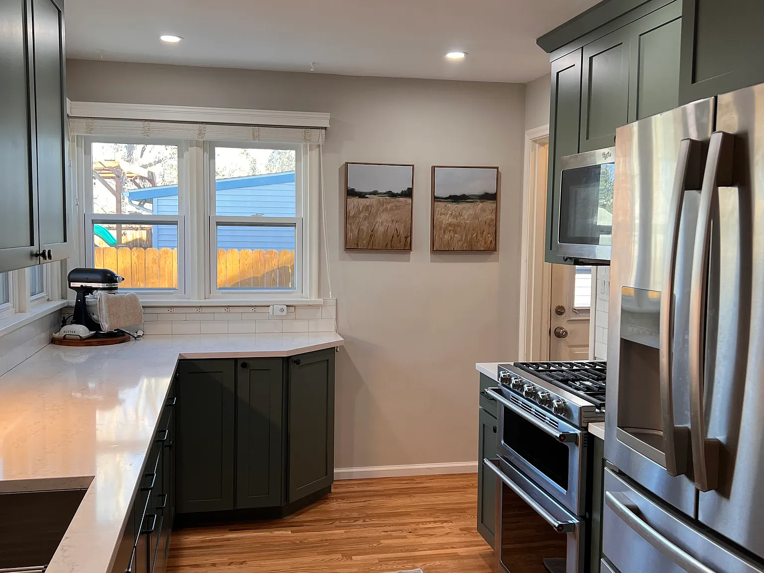 3 bed, 2400 sqft, $3,200 — Photo 3