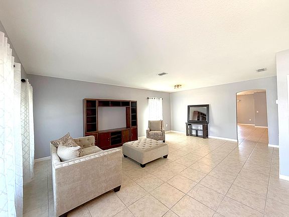 4th image of 1269 SW Lexington Manor SW