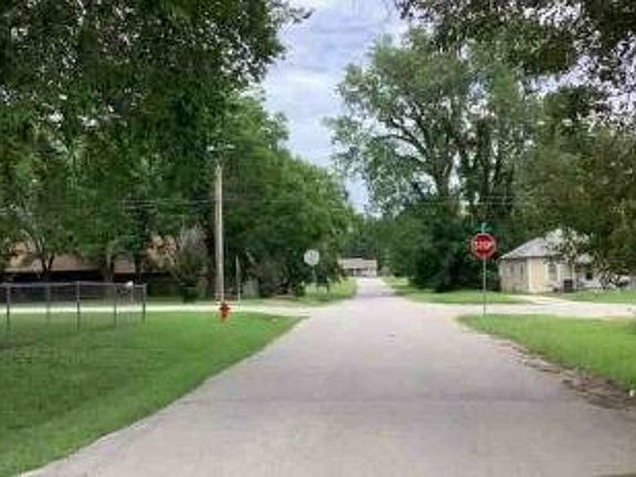 Exterior Neighborhood (street photo)