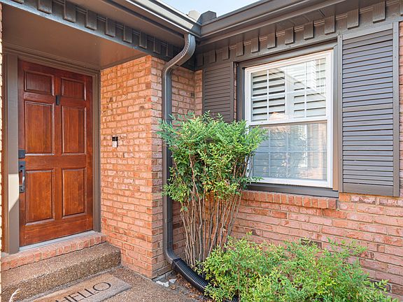 2nd image of 225 Hearthstone Manor Ln