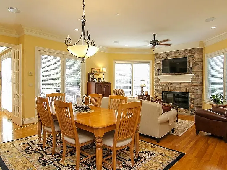 13204 Longwood Ln — Photo 40