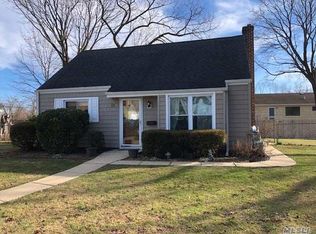 11 Birch Cir N, Farmingdale, NY 11735
