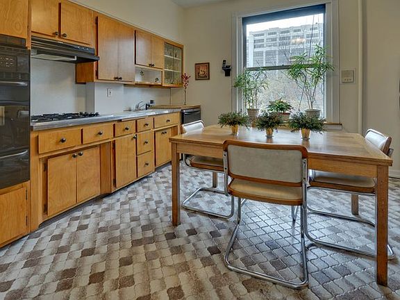 4th image of 32 Willow Pl APT 6