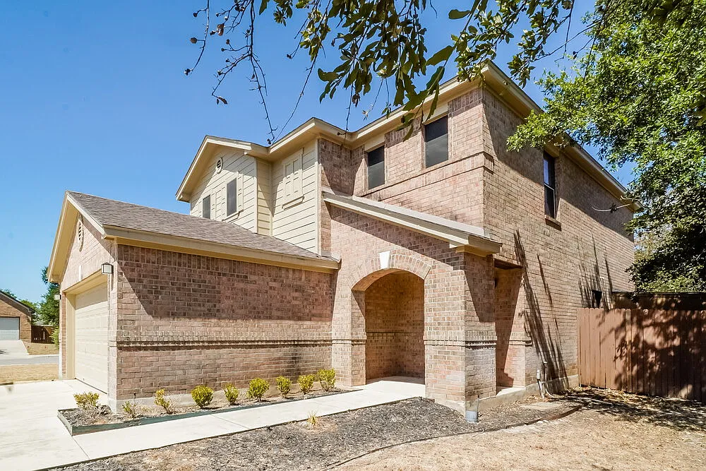 3 bed, 2.5 bath, 1897 sqft, $2,035 — Photo 4