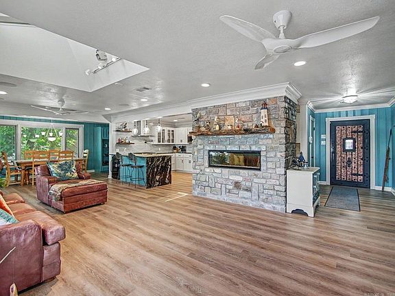 5th image of 219 Daffodil St