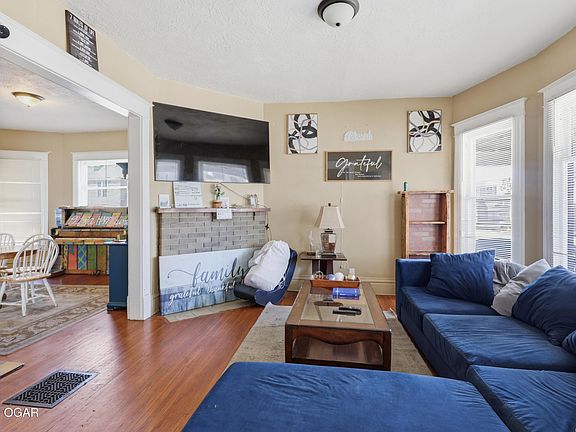 5th image of 302 S Pearl Ave