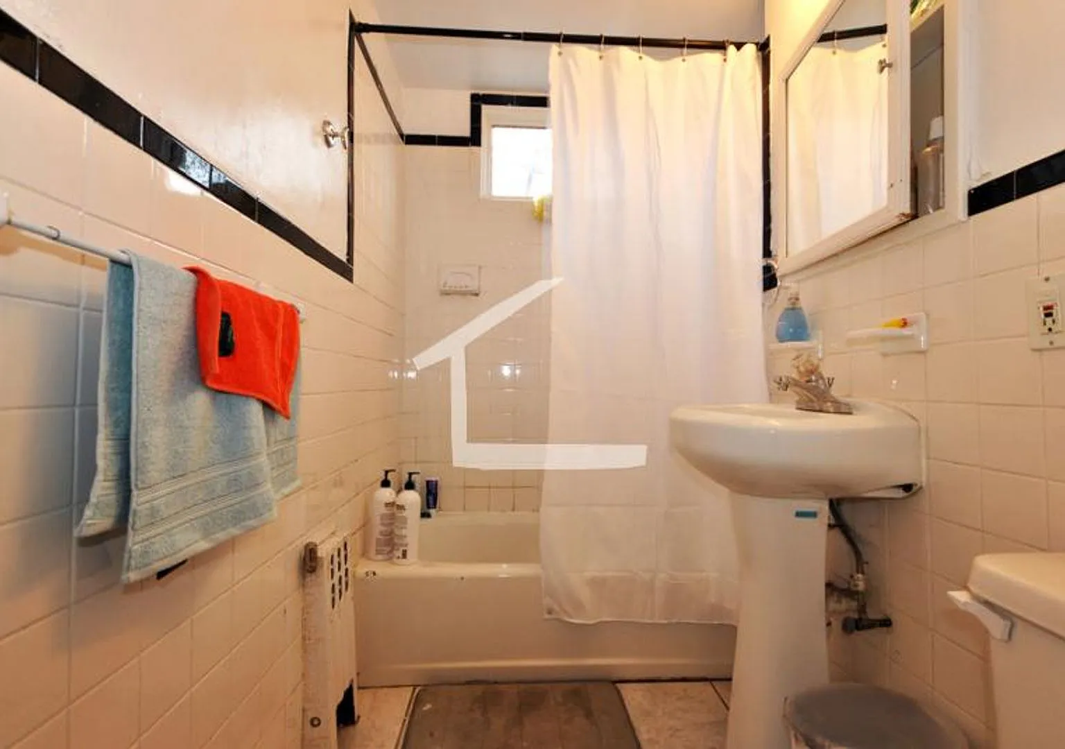 Nice 3 bed in oak square — Photo 1