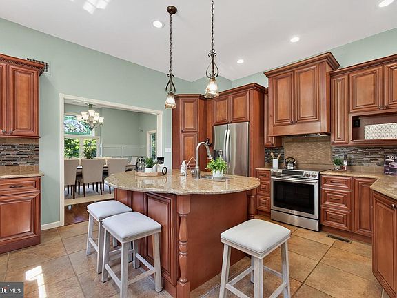 5th image of 1364 College Hill Dr