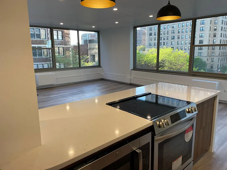 360 W Wellington Ave #5F — Photo 1