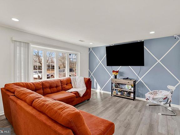 3rd image of 2015 S Fountain Green Rd