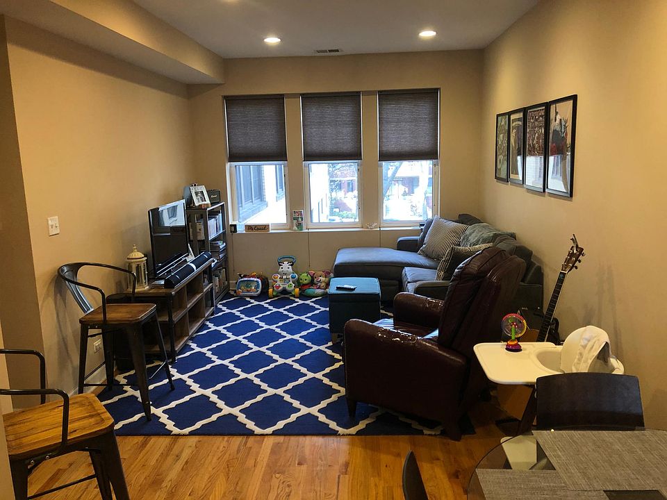 Living room facing the courtyard - previous decoration