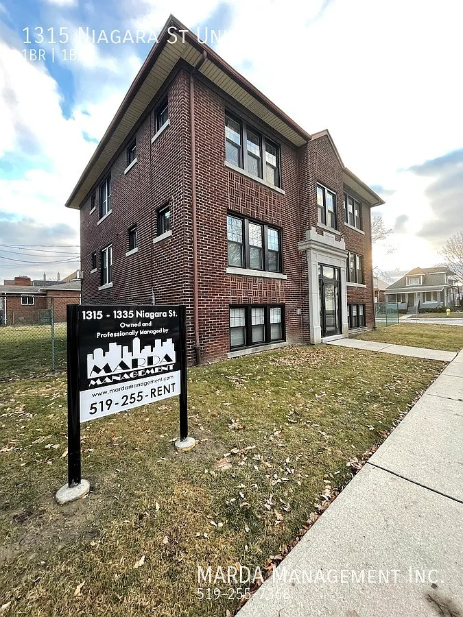 Charming 1 Bed/1 Bath Unit In Walkerville + Hydro — Photo 1