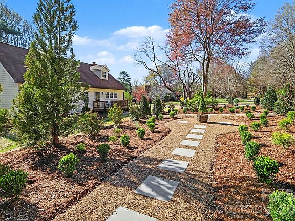4th image of 10116 Mountain Apple Dr