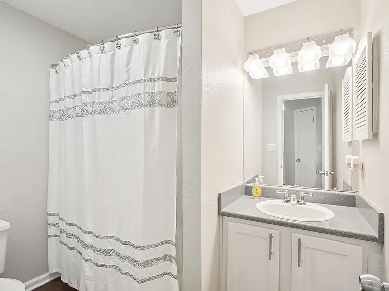 University Ridge Apartments — Photo 6