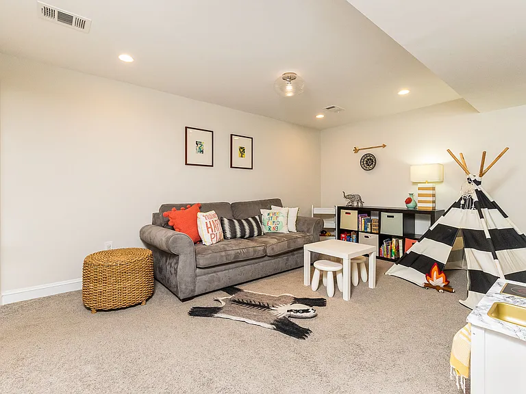 2320 Sanford St — Photo 17