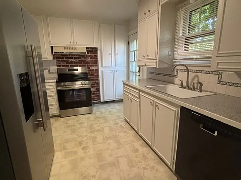 PM 242 - 1804 E 19th St — Photo 11
