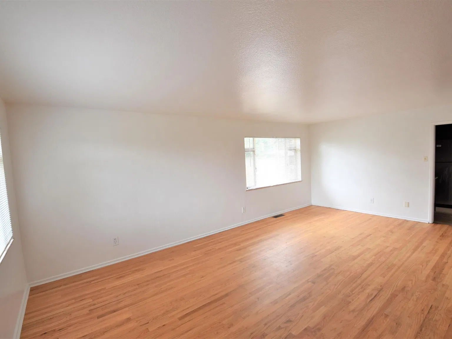 4 bed, $7,360 — Photo 4