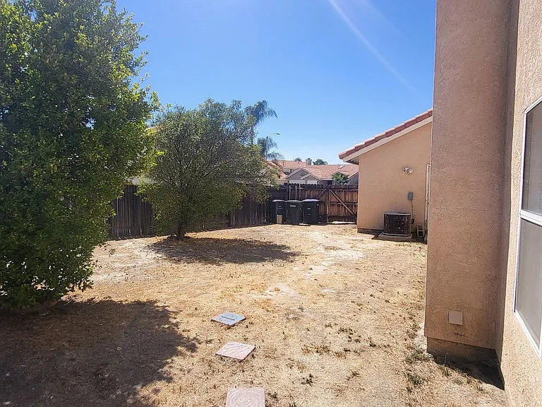 2057 Rosemary Ct — Photo 26