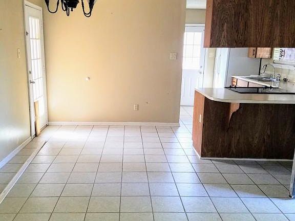 4th image of 216 Village Square Dr