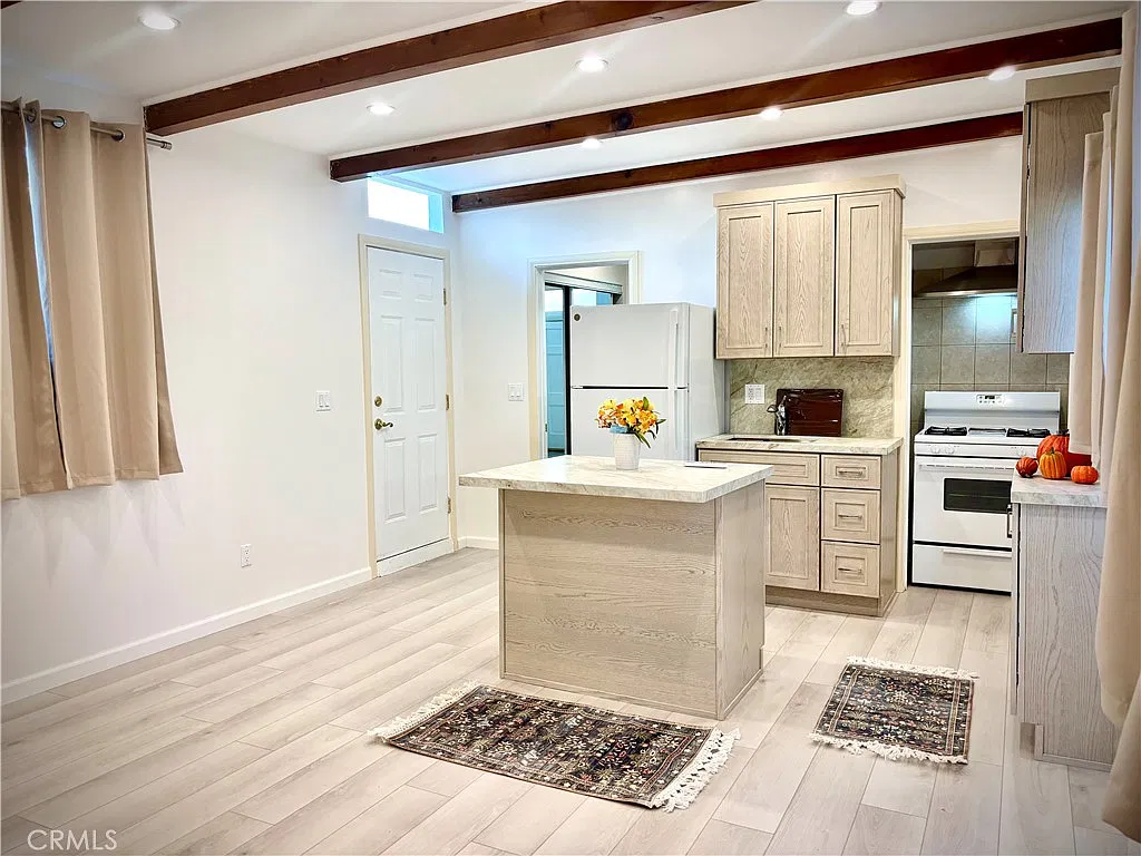 1 bed, 570 sqft, $1,850 — Photo 2