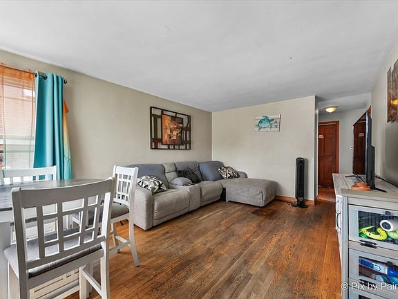 4th image of 9854 Montrose Ave
