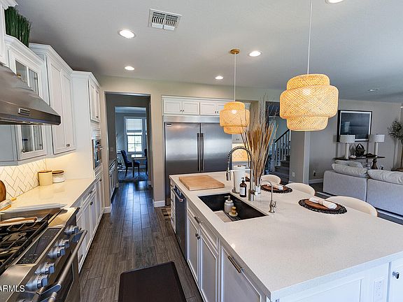5th image of 914 W YOSEMITE Drive