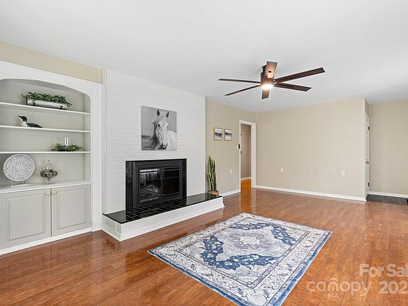 3rd image of 220 Pinehurst Ln