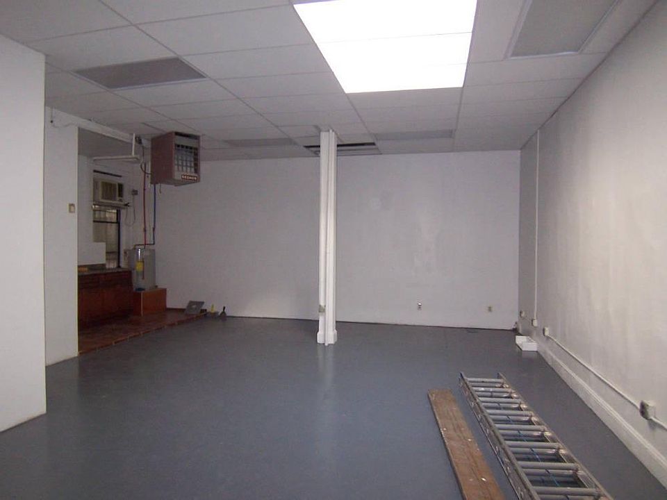 2nd image of 158 Grand St Rm 206