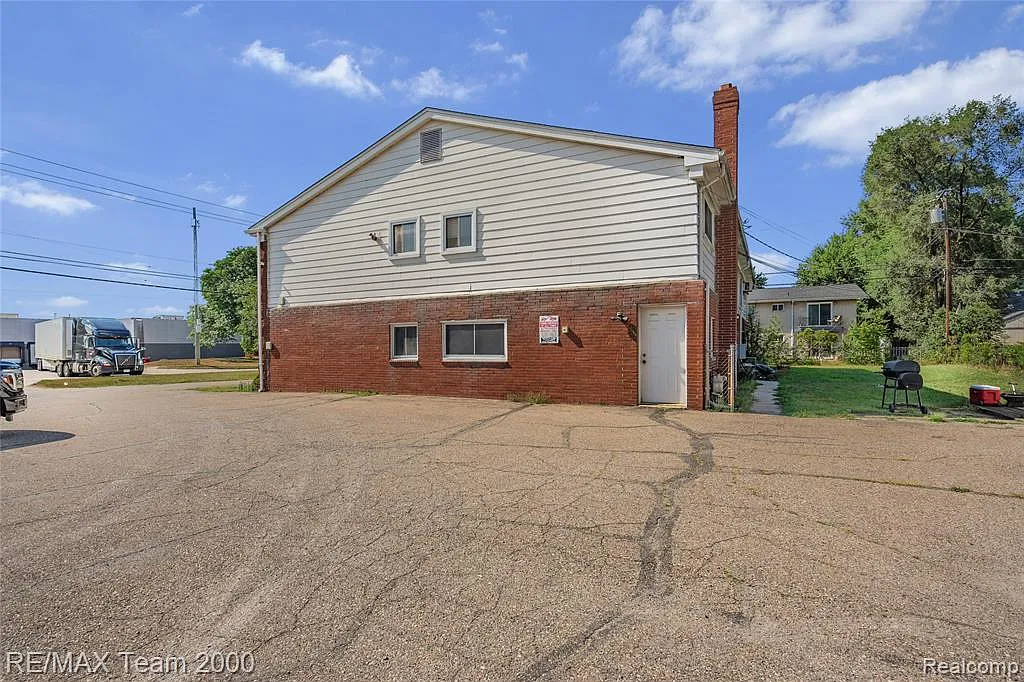 1 bed, 1.0 bath, 800 sqft, $975 — Photo 2
