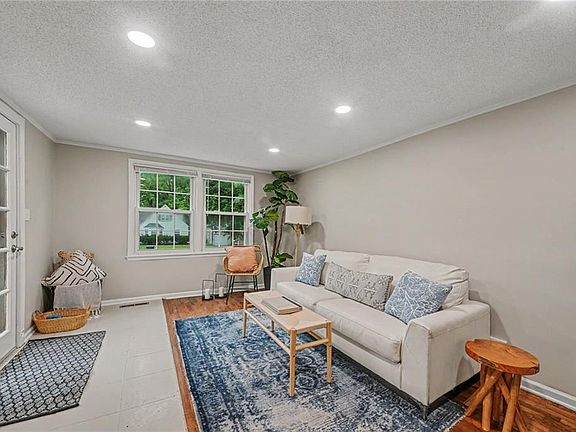 5th image of 7826 Summit St