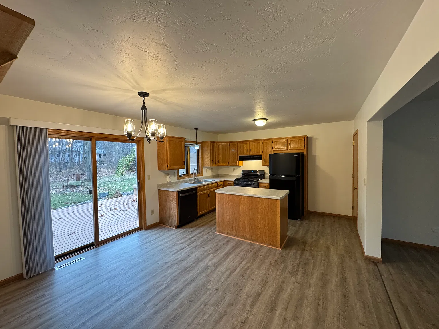 2 bed, 1.5 bath, 1271 sqft, $1,475 — Photo 3
