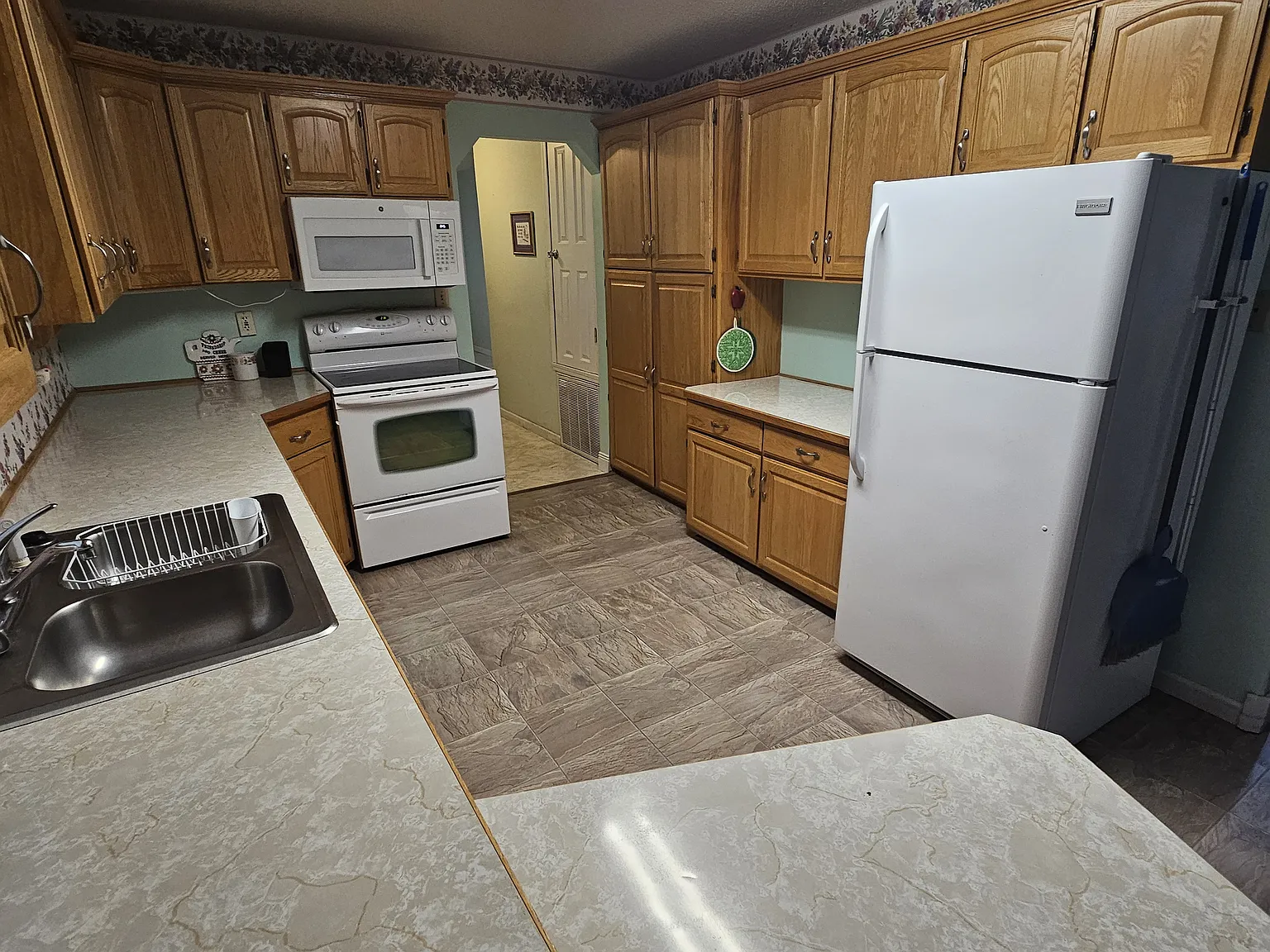 3 bed, 1900 sqft, $3,000 — Photo 3