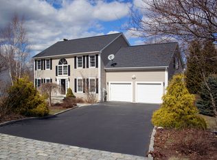 2 Canterbury Ln, Shelton, CT 06484