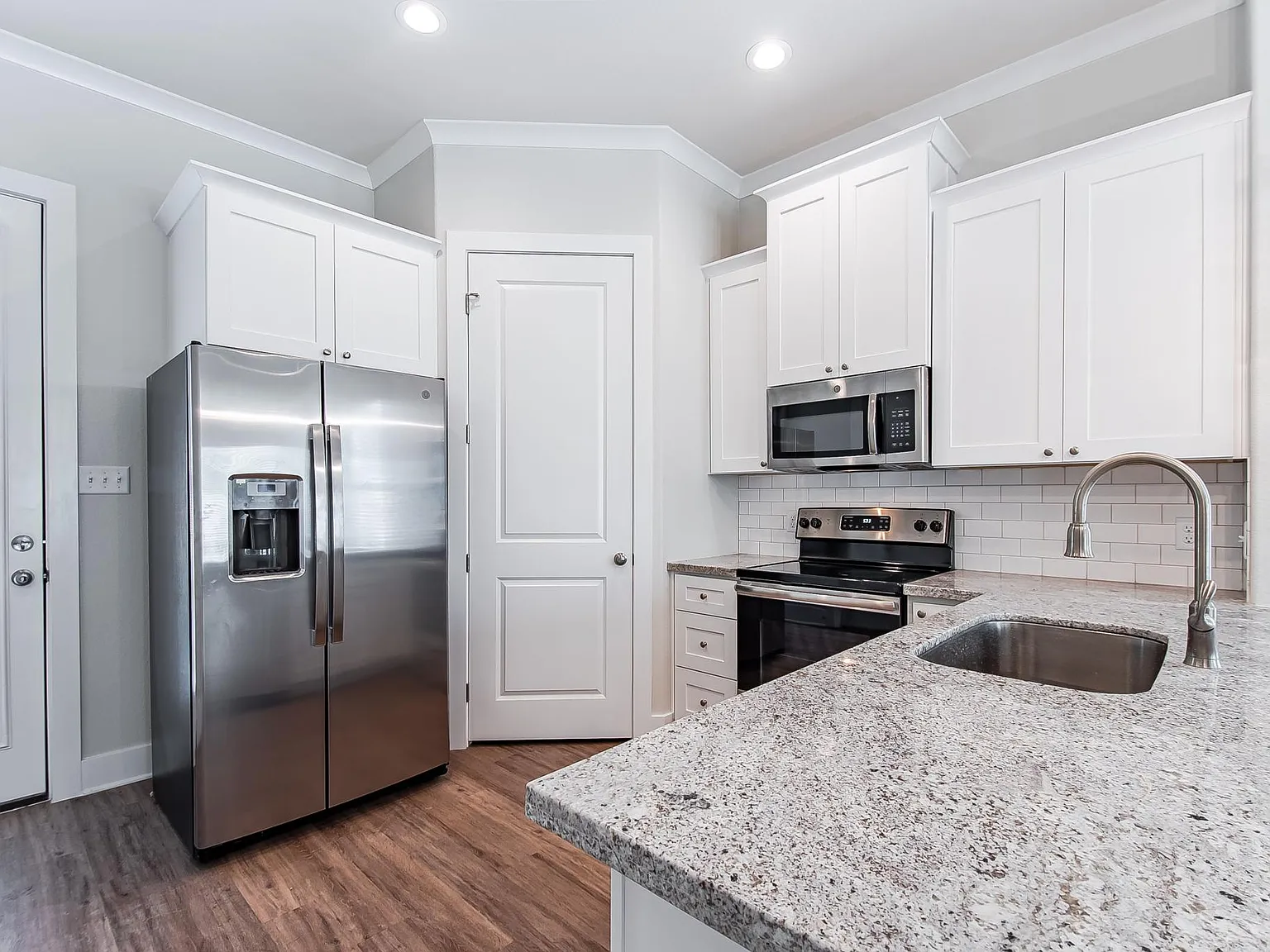 5 bed, 5.5 bath, 2421 sqft, $4,500 — Photo 3