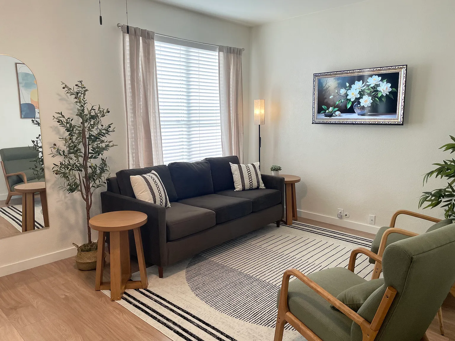 3 bed, 2.5 bath, 1492 sqft, $3,700 — Photo 2