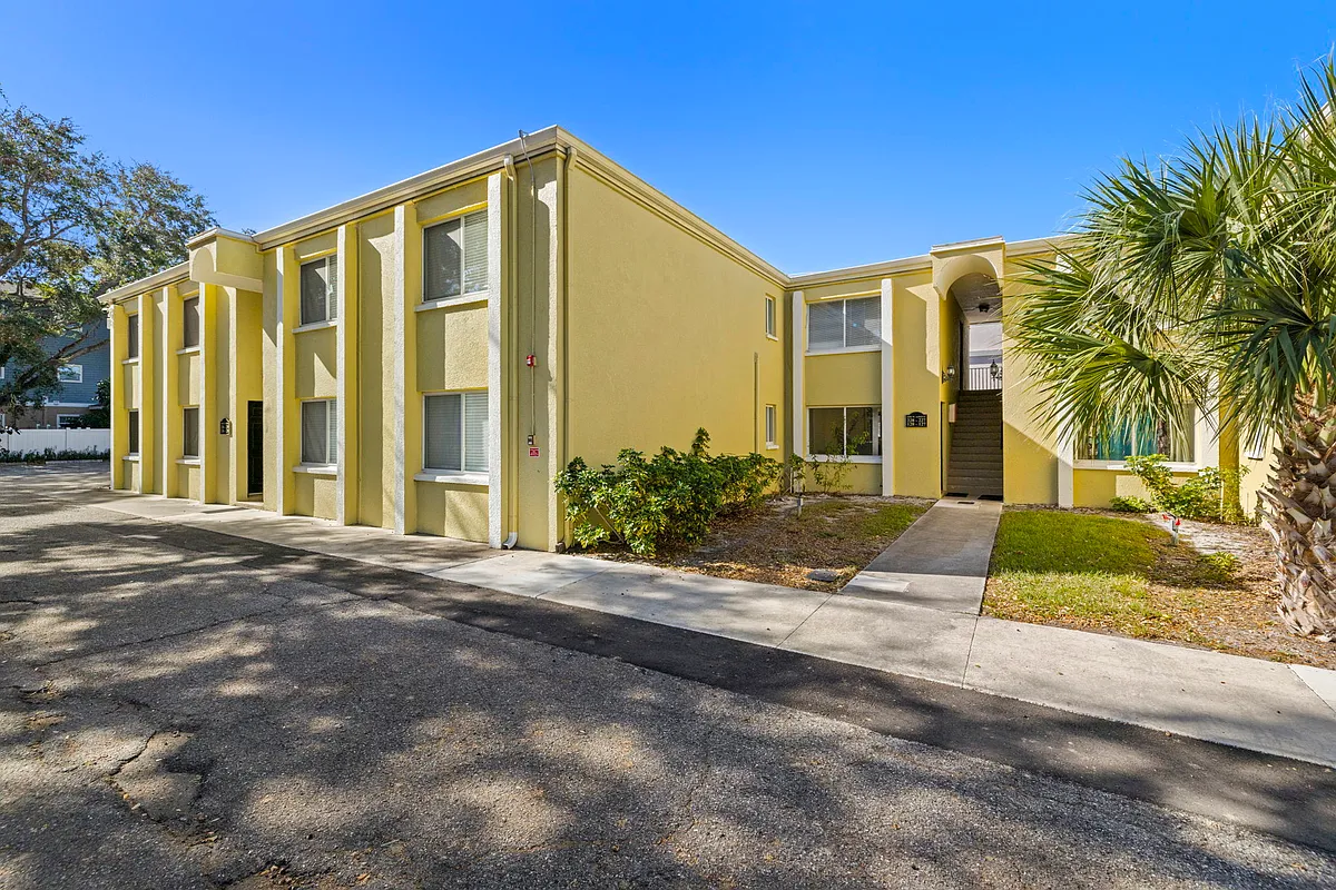 Photo 2 of 48 - 3206 W Azeele St #1-128 - Tampa, FL Building Photo - 3206 W Azeele St #1-128
