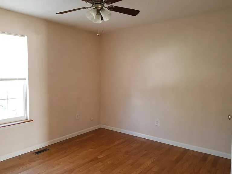 305 Meadow Dr — Photo 6