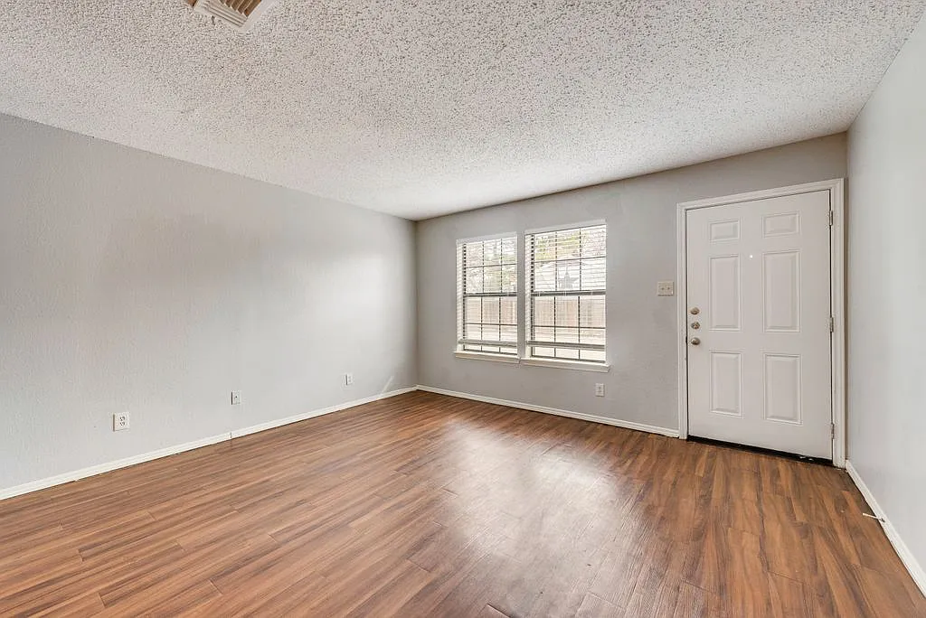 600 Grand Avenue,Arlington,TX-76010 — Photo 2
