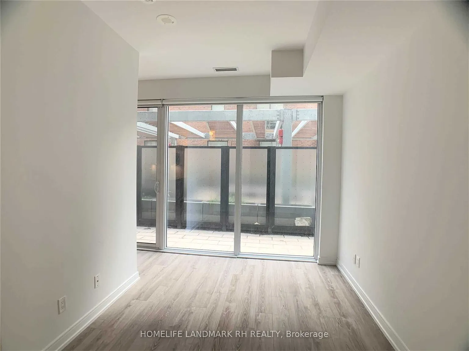 28 Wellesley St E — Photo 4