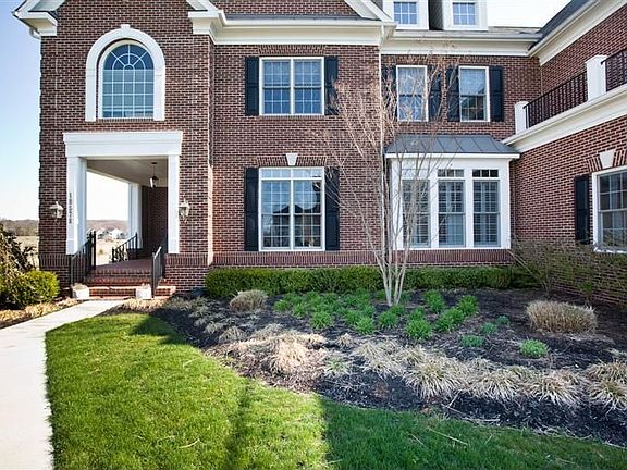 Entry w/Covered Porch